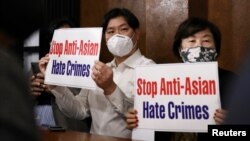 亚特兰大三起枪击案后,韩裔美国人协会成员举牌抗议针对亚裔的仇恨犯罪。(2021年3月18日)