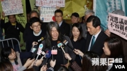 民主派四议员星期五在高等法院外(苹果日报图片)