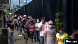 新冠疫情中,厄瓜多尔一处商业中心外面等待购物的人们。