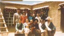 1995年达赖喇嘛认定的第十一世班禅喇嘛,6岁男童根敦确吉尼玛及其家人。在达赖喇嘛宣布三天后,根敦确吉尼玛和家人被带走。(图片由李江琳提供)