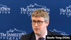美国前中央情报局(CIA)分析师彼得·马蒂斯(Peter Mattis)在詹姆士敦基金会推介新书《中共间谍活动:情报入门》 美国之音斯洋拍摄。