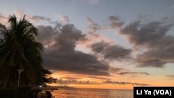 所罗门群岛首都霍尼亚拉海边的落日。(美国之音莉雅)