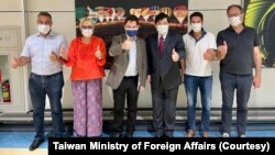 法国参议院欧洲事务委员会副主席西里尔·佩莱瓦特(右二)率团于2022年9月7日抵达台湾桃园国际机场。(台湾外交部推特图片)