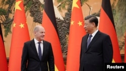 资料照片:2022年11月4日,中国国家主席习近平在北京人大会堂会晤到访的德国总理朔尔茨。(路透社照片)