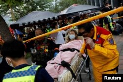 台湾花莲一处偏移地区的一名女子获救后被送到医疗点进行身体检查。(2024年4月4日)