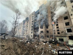 1月2日基辅一座严重受损的建筑被一枚导弹击中,导弹可能是由闭路电视摄像机引导的