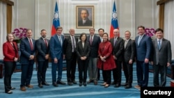 美国国会众议院军事委员会主席迈克·罗杰斯率领多位委员会两党成员对台湾进行为期三天访问,于6月28日和台湾总统蔡英文会面。(照片来源:台湾总统府)