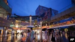 资料照片:2024年7月2日,在中国北京三里屯太古里购物中心购物的人们。(美联社照片)