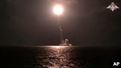 在俄罗斯国防部新闻处于2023年11月5日星期日发布的这张照片中,俄罗斯海军“沙皇亚历山大三世”号核潜艇从白海试射了一枚布拉瓦洲际弹道导弹。
(俄罗斯国防部新闻处供稿,美联社法布)