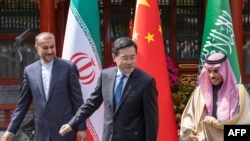 沙特阿拉伯外交大臣费萨尔(右)、伊朗外交部长阿卜杜勒·希扬(左)在北京举行会谈期间与中国外长秦刚(中)在一起。(2023年4月6日)