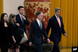 美国气候特使克里(右)与美国驻华大使伯恩斯抵达北京人大会堂出席美中会谈。(2023年7月19日)