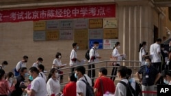 资料照:2022年6月7日,中国高考第一天,北京考生进入考场。