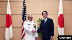 日本首相岸田文雄2023年7月25日在官邸会晤美国海军作战部长迈克尔·吉尔代(Michael Gilday)(照片来自吉尔代上将的脸书页面)