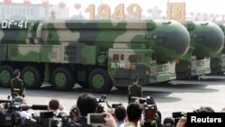 资料照:中国军车车载东风-41洲际战略核导弹在北京天安门广场举行的国庆阅兵式上展示。(2019年10月1日)