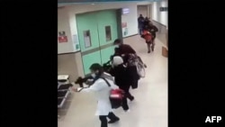 社媒上据称来自杰宁市伊本·西那(Ibn Sina)医院闭路监控视频的截图显示,扮成医护人员的以军便衣士兵手持枪械穿行在医院的走廊中。(2024年1月30日)