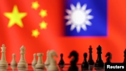 资料照片:中华人民共和国和中华民国的旗帜及西洋棋。