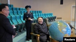 在朝中社2023年11月25日发布的这张照片中,朝鲜领导人金正恩访问国家航空航天技术局视察侦察卫星的准备情况,并观看谍卫星拍摄的照片。(路透社照片)