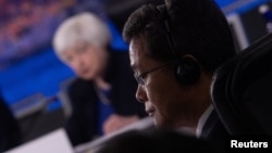 美国财长耶伦在旧金山APEC峰会财长会议上讲话,中国财政部长蓝佛安出席会议。(2023年11月13日)