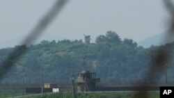 2023年7月20日,在韩国坡州市看到的朝鲜军事哨所(背景)和韩国哨所(正面)。(美联社照片)