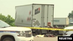 路透社照片:加拿大卡车巴士相撞,15名前往赌场的老年乘客死亡。图为撞车事故现场。