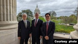美国众议院台湾连线共同主席马里奥·迪亚兹-巴拉特(中)与台湾在野党中国国民党副主席夏立言(左)、国民党驻美代表秦日新在国会山合影。(2024年4月11日,国民党提供)
