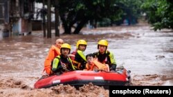 中国救援人员在撤离重庆万州区遭洪水侵袭的民众。(2023年7月4日)