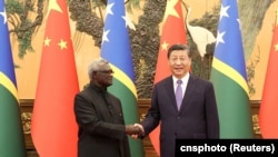 中国领导人习近平在北京人大会堂会见到访的所罗门群岛总理索加瓦雷。(2023年7月10日)