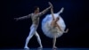 FILE - Mantan anggota Balet Bolshoi Moskow, penari Brazil David Motta (kiri), meninggalkan Rusia karena perang di Ukraina, saat latihan 'Swan Lake' di Teater Kota Rio de Janeiro di Rio de Janeiro, Brazil, 12 Mei 2022. (Mauro PIMENTEL / AFP)