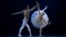 FILE - Mantan anggota Balet Bolshoi Moskow, penari Brazil David Motta (kiri), meninggalkan Rusia karena perang di Ukraina, saat latihan 'Swan Lake' di Teater Kota Rio de Janeiro di Rio de Janeiro, Brazil, 12 Mei 2022. (Mauro PIMENTEL / AFP)