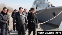 朝鲜官媒朝中社2024年2月2日发布照片显示,朝鲜领导人金正恩视察南浦造船厂的军舰建造工程。