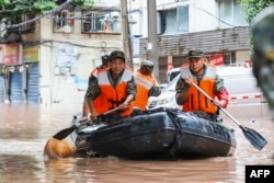 中国武警士兵在四川重庆西南地区救援遭受洪水侵袭的民众。(2023年7月4日)