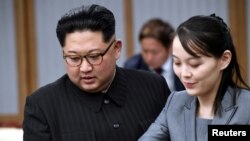 资料照片:朝鲜领导人金正恩与妹妹金与正在板门店停战村和平之家会晤时任韩国总统文在寅。(2018年4月27日)