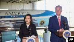美国国会众议院议长凯文·麦卡锡(右)与台湾总统蔡英文在闭门会谈后发表公开讲话。(2023年4月5日)