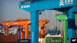 资料照:中国天津港的吊车正在搬运集装箱。(2023年1月16日)