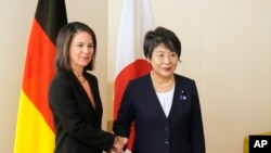 资料照:日本外相上川洋子(右)与德国外长贝尔博克在东京举行会谈。(2023年11月8日)