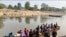 FILE - Warga Myanmar menyeberangi sungai Moei di perbatasan Thailand-Myanmar untuk kembali dari distrik Mae Sot Thailand di provinsi Tak, 11 April 2023. (ROYAL THAI ARMY / AFP)