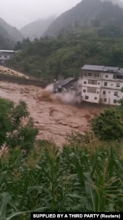 中国四川重庆的巫山县遭受暴雨导致的洪水袭击。(2023年7月4日)