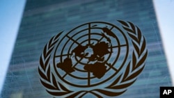 资料照片:联合国秘书处大楼外的联合国标识。(2022年2月28日)