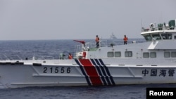 资料照:在南中国海航行的中国海警船。(2023年10月4日)