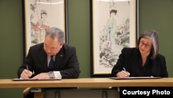 驻美国台北经济文化代表处发布的照片显示台湾驻美代表俞大㵢与美国在台协会执行理事蓝莺共同签署《台美国际发展合作备忘录》。(2024年2月22日)