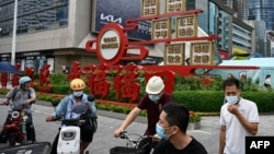 资料照:中国广东深圳街头树立的宣传社会主义核心价值观的宣传牌。(2022年7日12日)