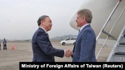 台湾外交部副部长俞大㵢在台湾一个机场欢迎抵达的美国众议院外交事务委员会主席迈克尔·麦考尔(Michael McCaul)。(2023年4月6日)