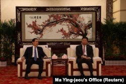 中共中央台办、国务院台办主任宋涛(右)在湖北武汉会见到访的台湾前总统马英九。 (2023年3月30日)
