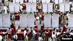 中国安徽省大学毕业生在合肥市举行的一个招聘会上寻找工作。(2023年9月4日)