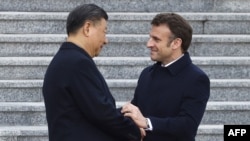 法国总统马克龙与中国国家主席习近平在北京举行的欢迎仪式上。(2023年4月6日)