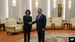美国商务部长吉娜·雷蒙多(Gina Raimondo)与中国国务院总理李强在北京人大会堂举行会晤。(美联社2023年8月29日)