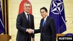 日本首相岸田文雄2023年1月31日与到访的北约秘书长延斯·斯托尔滕贝格(Jens Stoltenberg)会谈。(媒体联访照片)