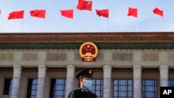 资料照片:2023年10月18日,北京第三届一带一路论坛开幕式上,中国士兵在人民大会堂外站岗。(美联社照片)