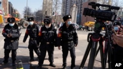 中国警察阻止记者在河北省廊坊三河市燕郊镇的爆炸现场进行直播。(2024年3月13日)