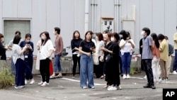 2024年8月8日,日本西南部宫崎发生地震,人们在建筑物外避难。